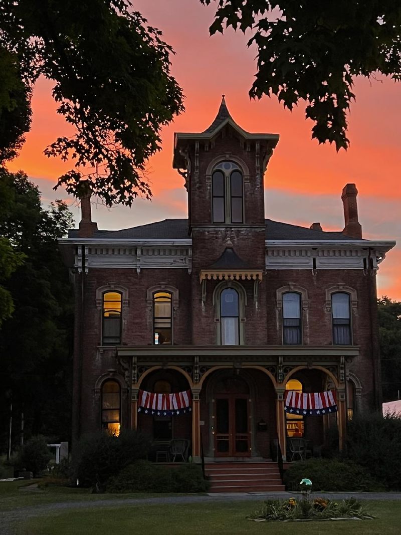 Winslow House Bed & Breakfast Packages and Discounts